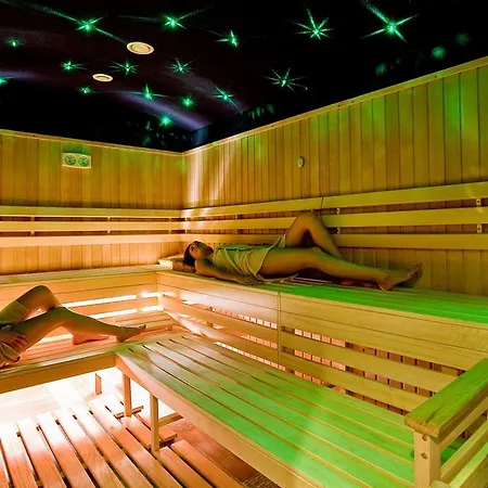 فندق Malinowy Dwor Medical 4*